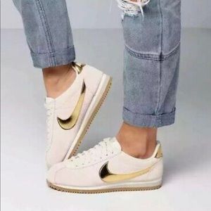 NIKE CLASSIC CORTEZ SUEDE LACE UP.